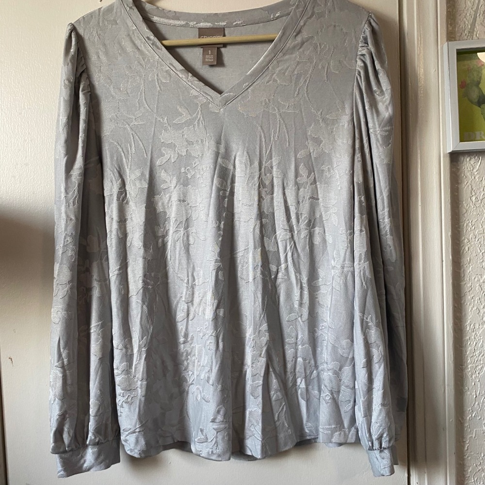 Chicos Womens Top Size 1 Silver Floral Embossed Long Sleeve V Neck Blouse slinky
